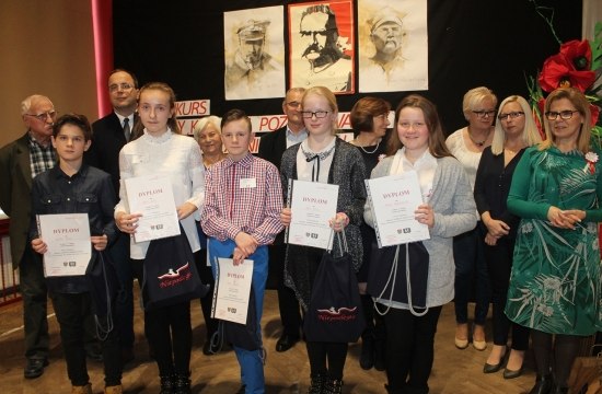 O ZASŁUŻONYCH DLA NIEPODLEGŁEJ NA KONKURSIE W STĘŻYCY
