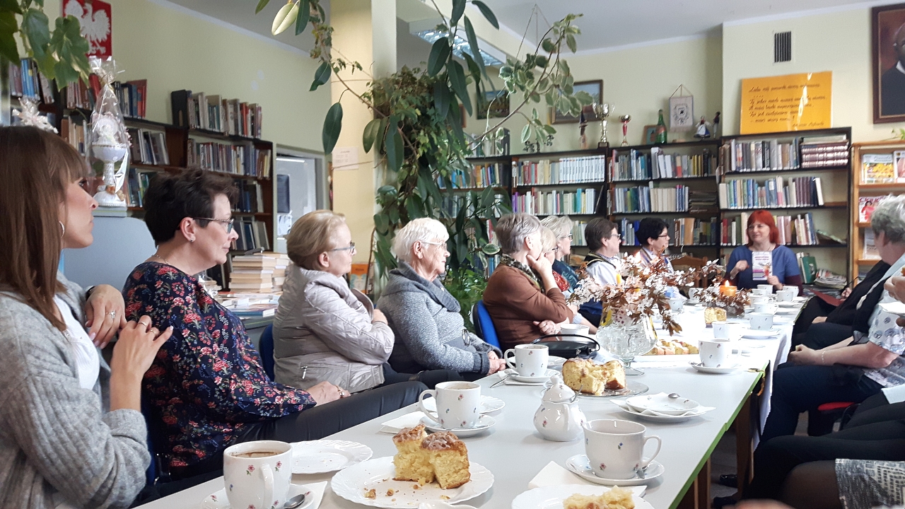 Znana pisarka odwiedziła Bibliotekę Publiczna w Stężycy