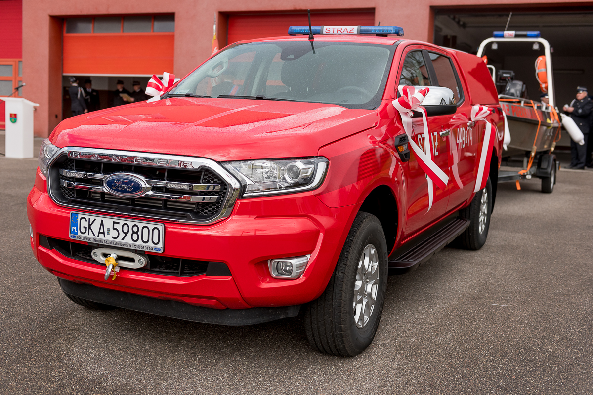 Uroczyste przekazanie samochodu strażackiego wraz z łodzią motorową