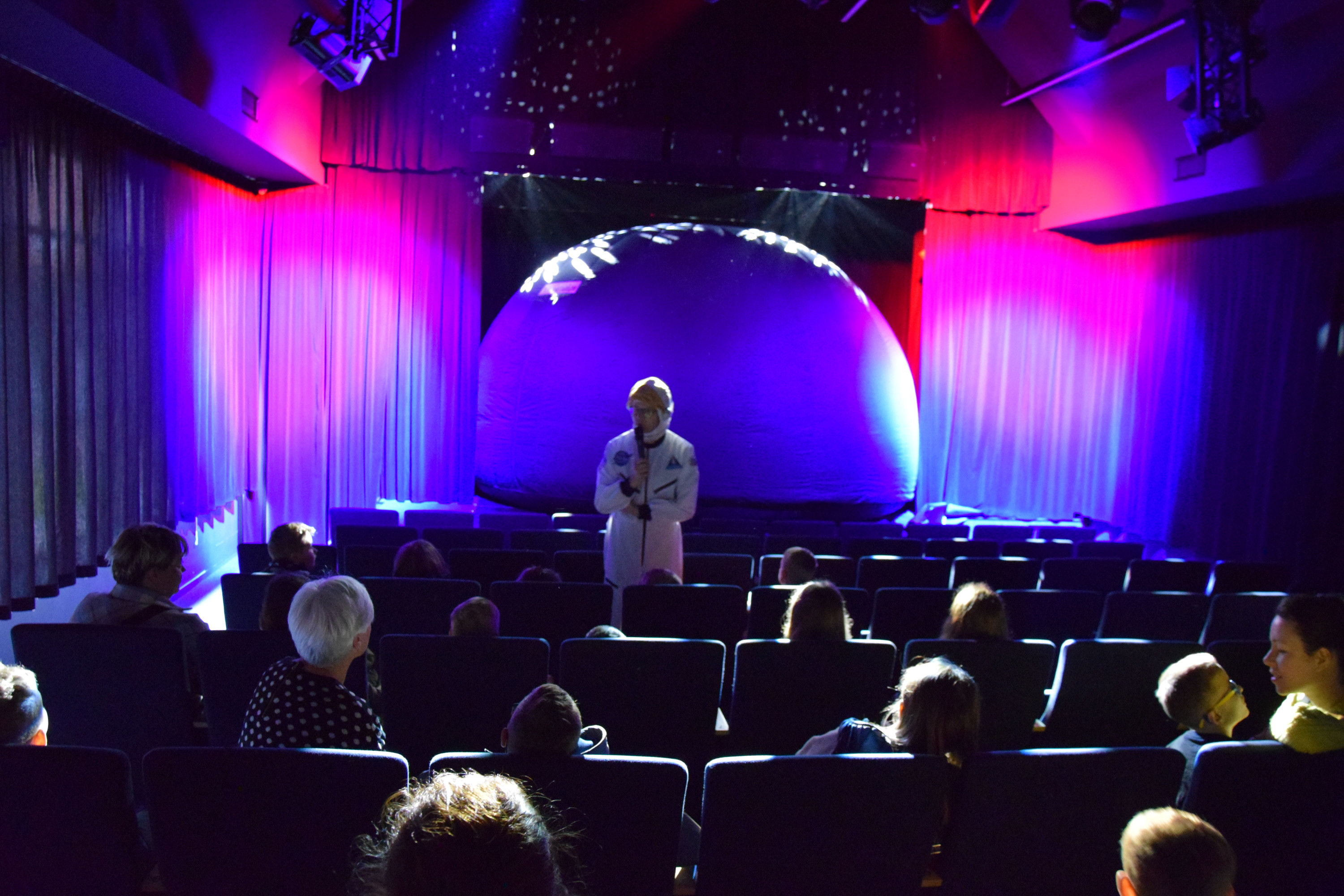 Miniona sobota (06.05) w Gminie Stężyca minęła pod znakiem gwiazd i odległych galaktyk. Wszystko to za sprawą  mobilnego planetarium, które zawitało w Auli Multimedialnej Gminnej Biblioteki Publicznej