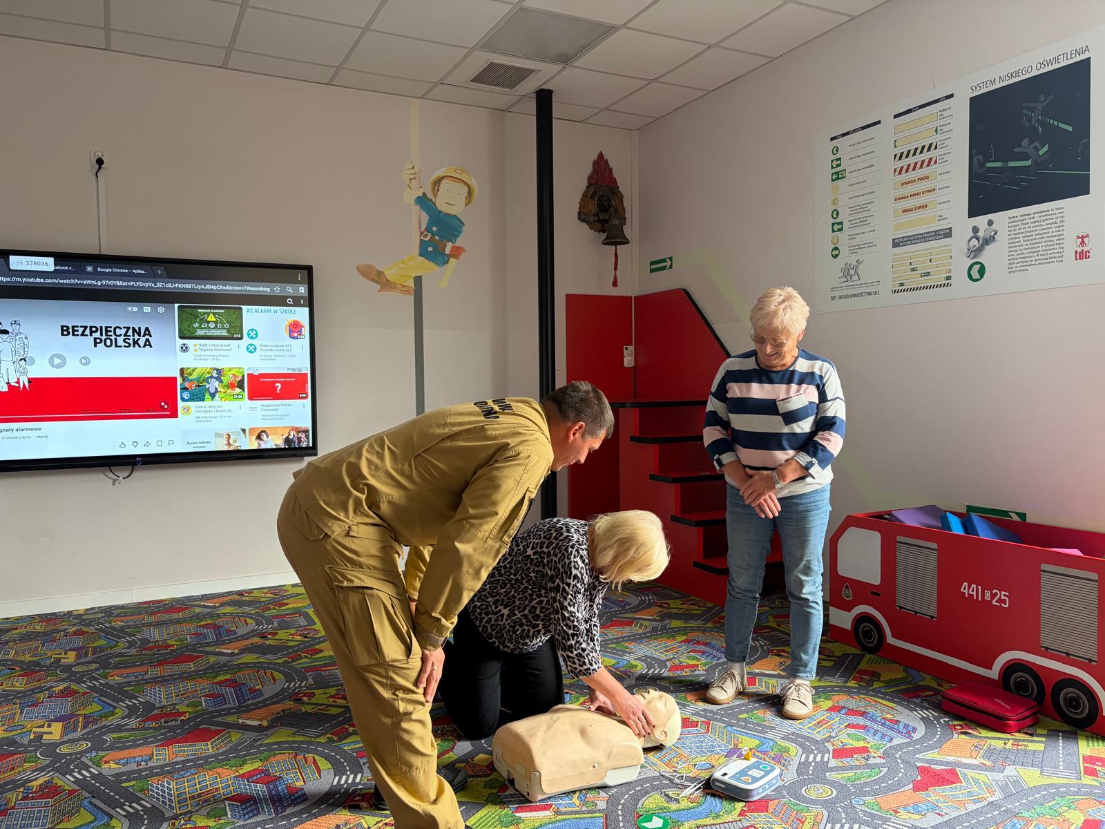 Seniorzy z Klubu NESTOR z wizytą w Państwowej Straży Pożarnej w Kartuzach