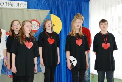 Sukces grupy teatralnej z Szymbarku w Powiatowym Przeglądzie Małych Form Teatralnych