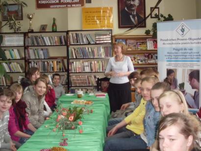 Ewa Nowak w Gminnej Bibliotece Publicznej w Stężycy