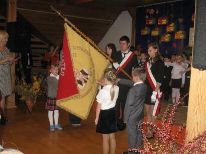 Uroczyste ślubowanie oraz ceremonia pasowania pierwszoklasistów na uczniów szkoły podstawowej w Klukowej Hucie