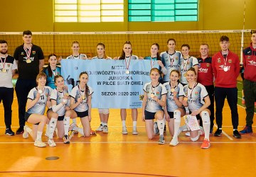 JUNIORKI GKS WIEŻYCA 2011 STĘŻYCA MISTRZYNIAMI WOJEWÓDZTWA POMORSKIEGO W PIŁCE SIATKOWEJ W SEZONIE 2020/2021