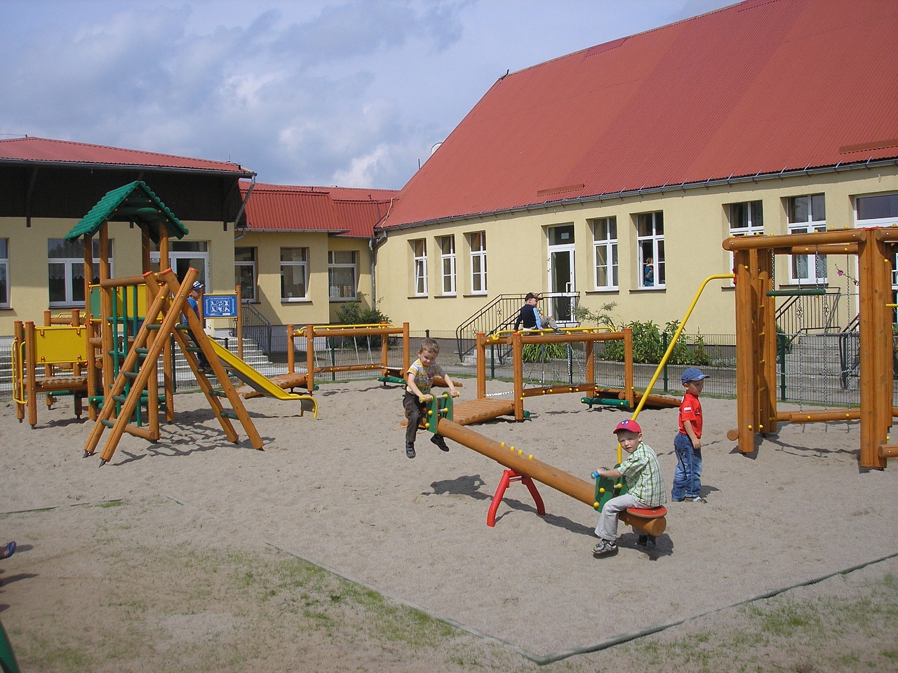 Aktywizacja i integracja mieszkańców Gminy Stężyca poprzez budowę placów zabaw oraz boiska sportowego w miejscowościach Stężyca, Klukowa Huta, Kamienica Szlachecka i Borucino”